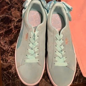 Fairly new turquoise bud sued PUMAS